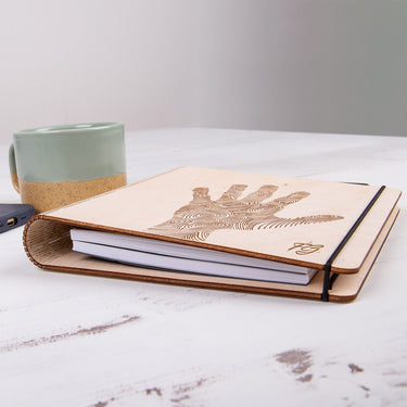 Notatnik z drewnianymi deseczkami - motyw ręka